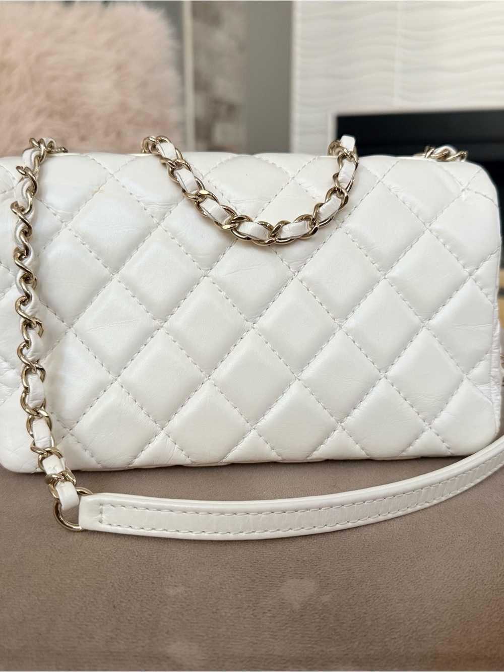 CHANEL Cream Quilted Chevron Leather Crossbody Bag with Gold Chain Small - Picture 3 of 10